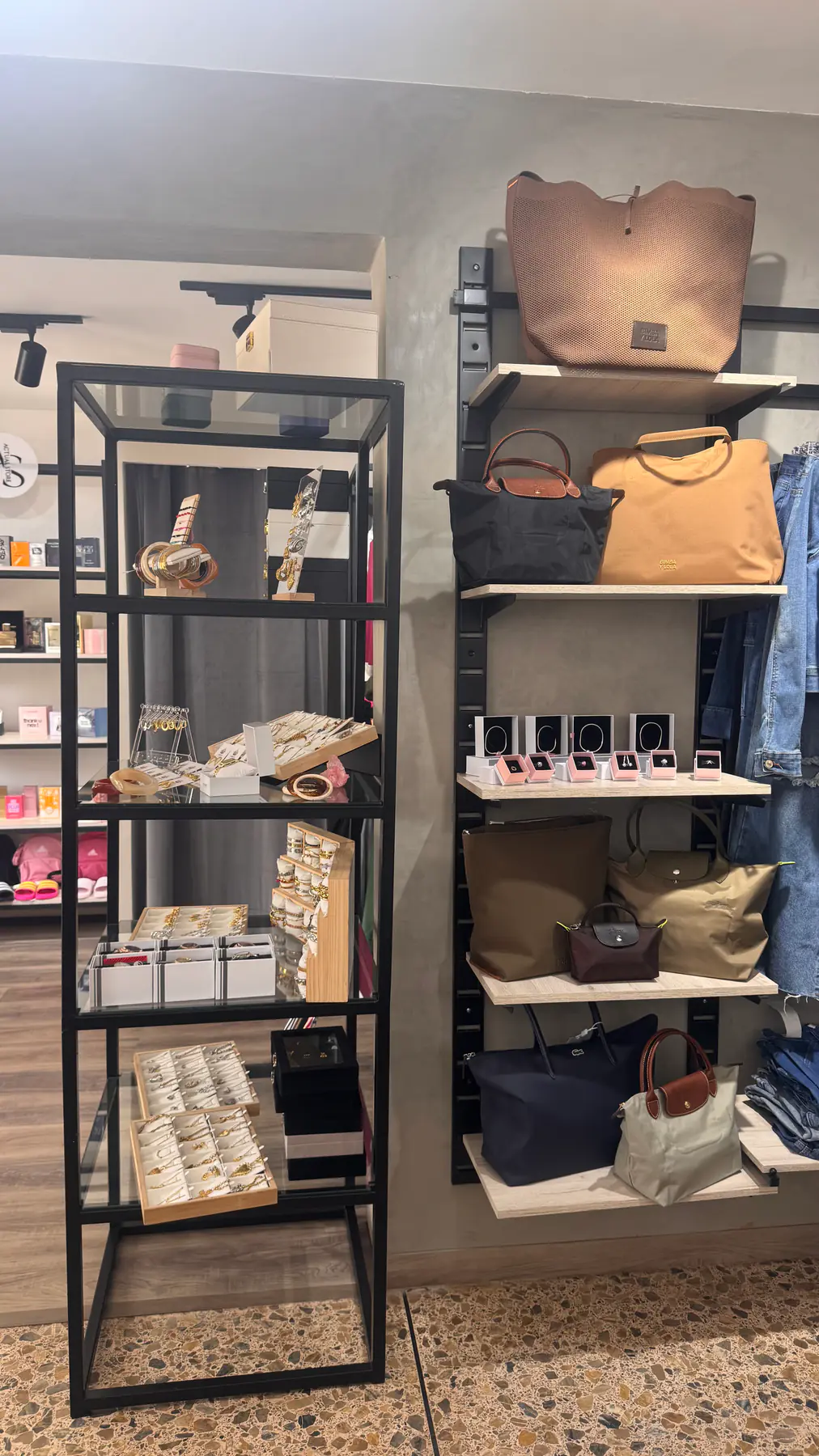 Exhibidores con carteras, relojes y accesorios de varias marcas en La Quinta Showroom
