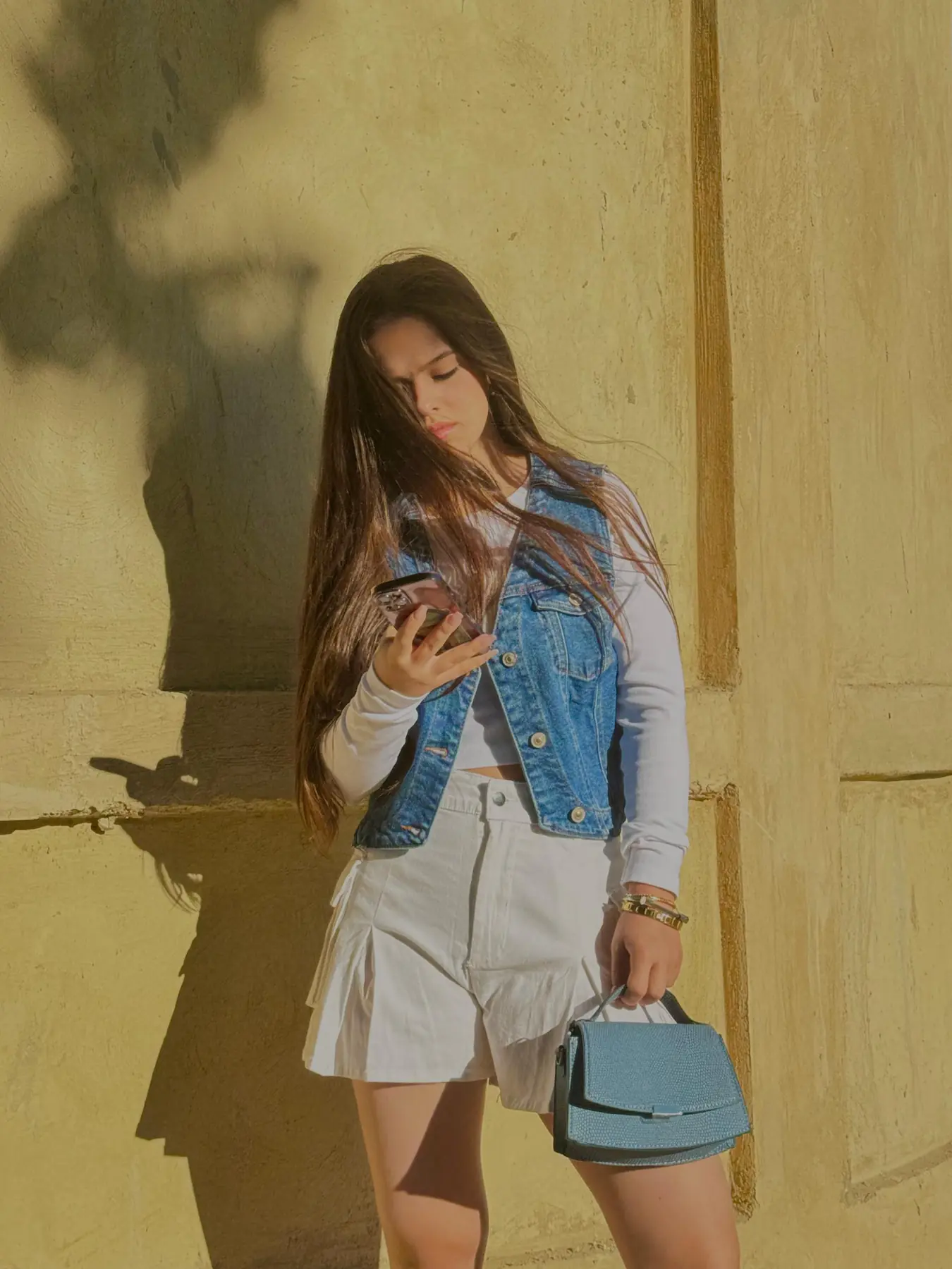 Look de estilo premium con bolso y prendas de las marcas del showroom