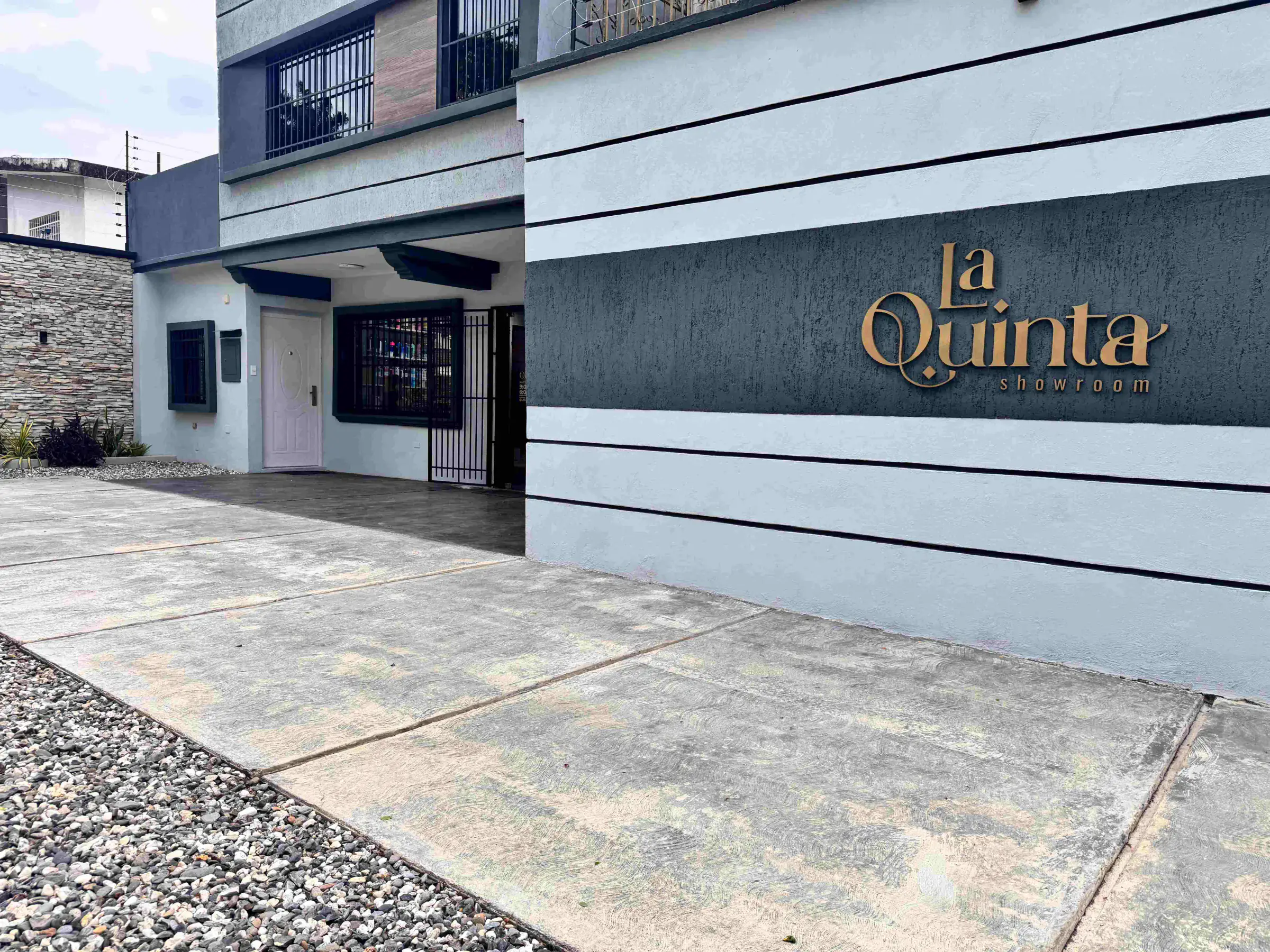 Fachada de La Quinta Showroom en El Trigal, Valencia