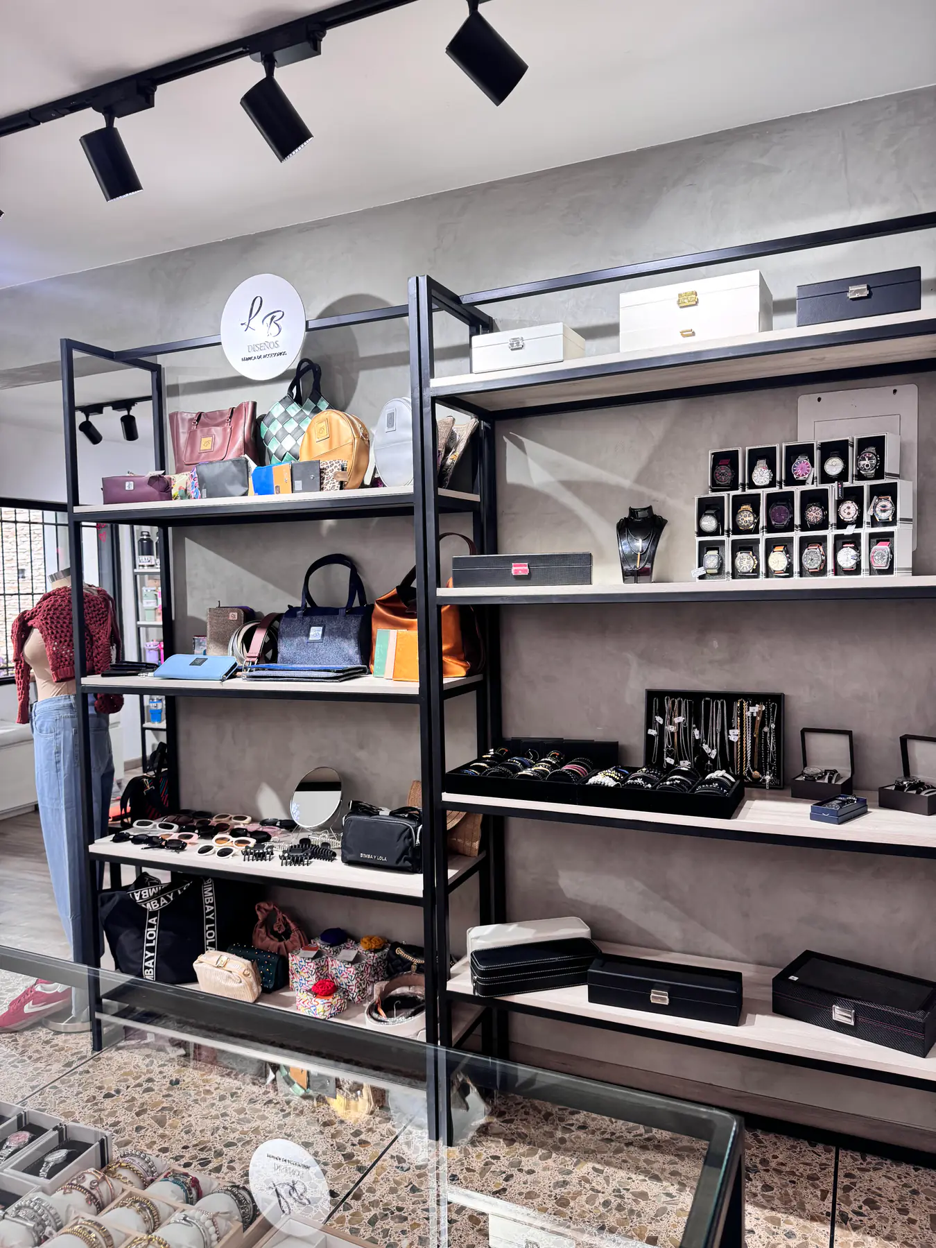Vitrina de La Quinta Showroom con relojes, joyería, carteras y lentes de varias marcas aliadas